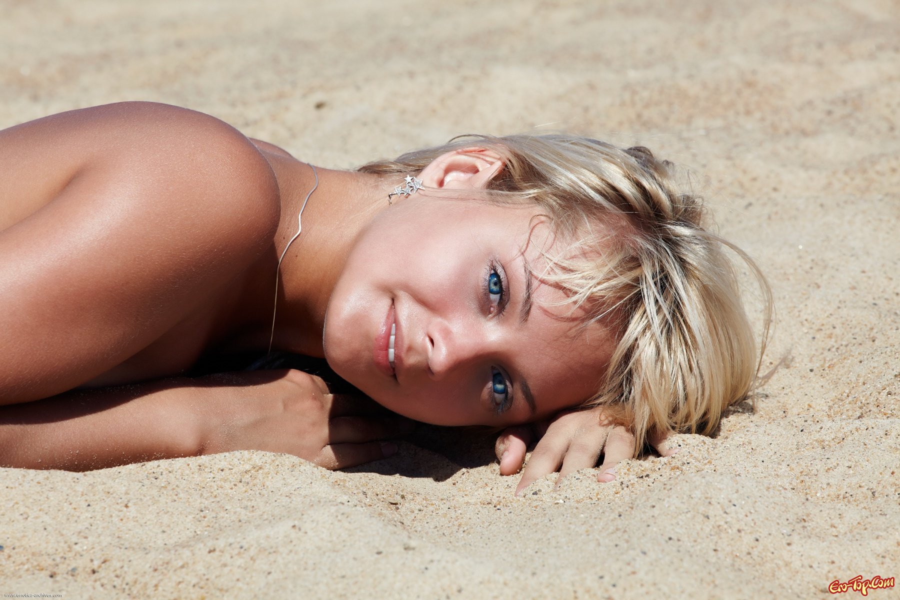Мокрая девушка в песке