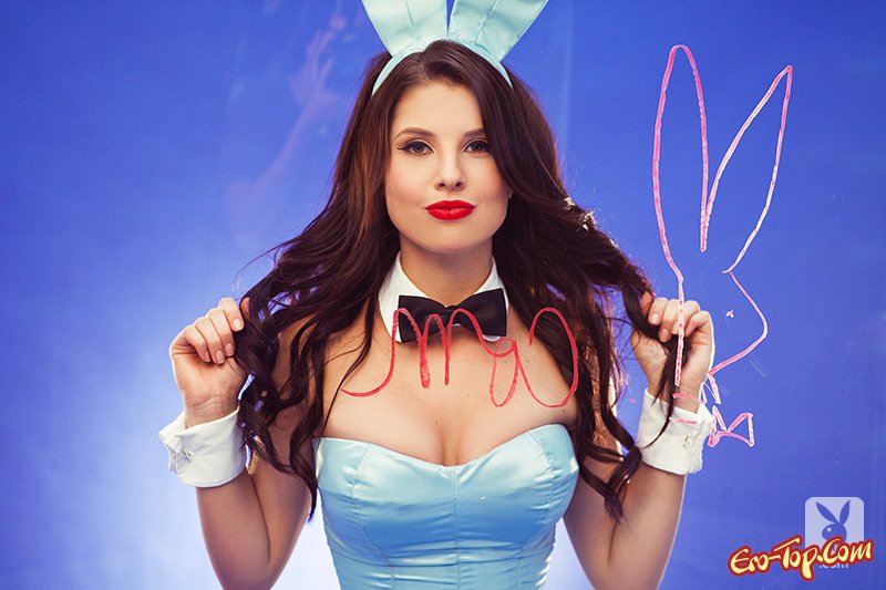 Amanda Cerny в костюме зайца