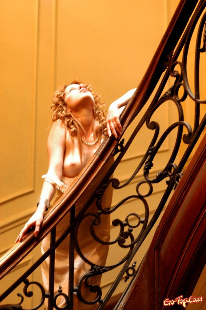 Голая на лестнице