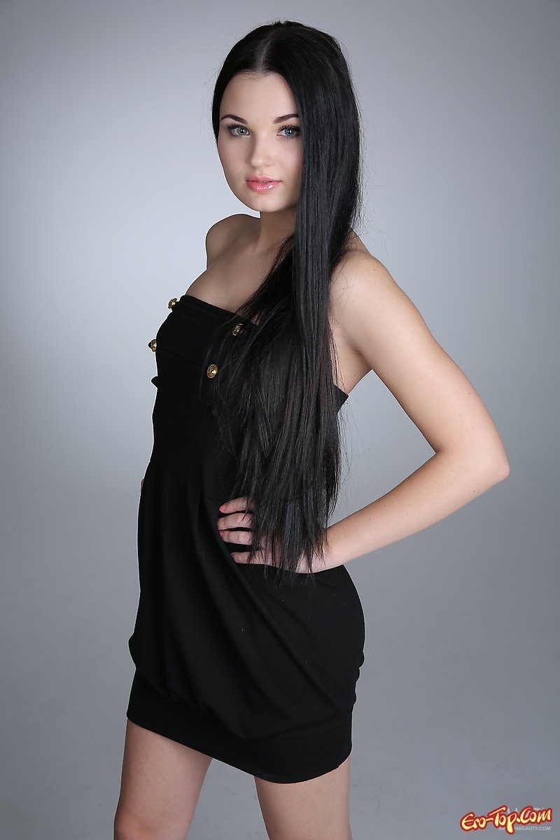 Модель с темными волосами в тёмном платье