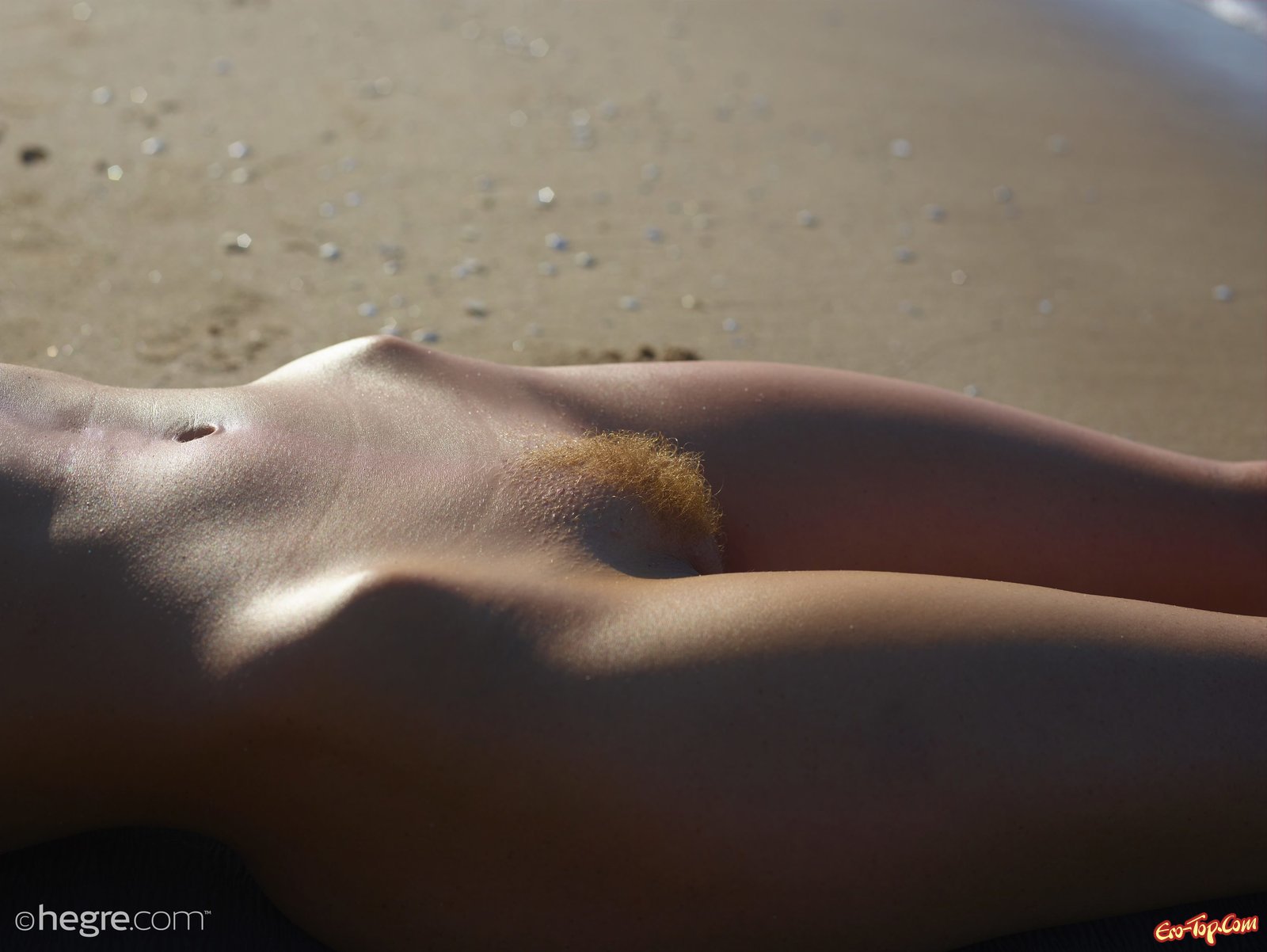 Туристка с мохнатой писькой делает селфи на берегу моря