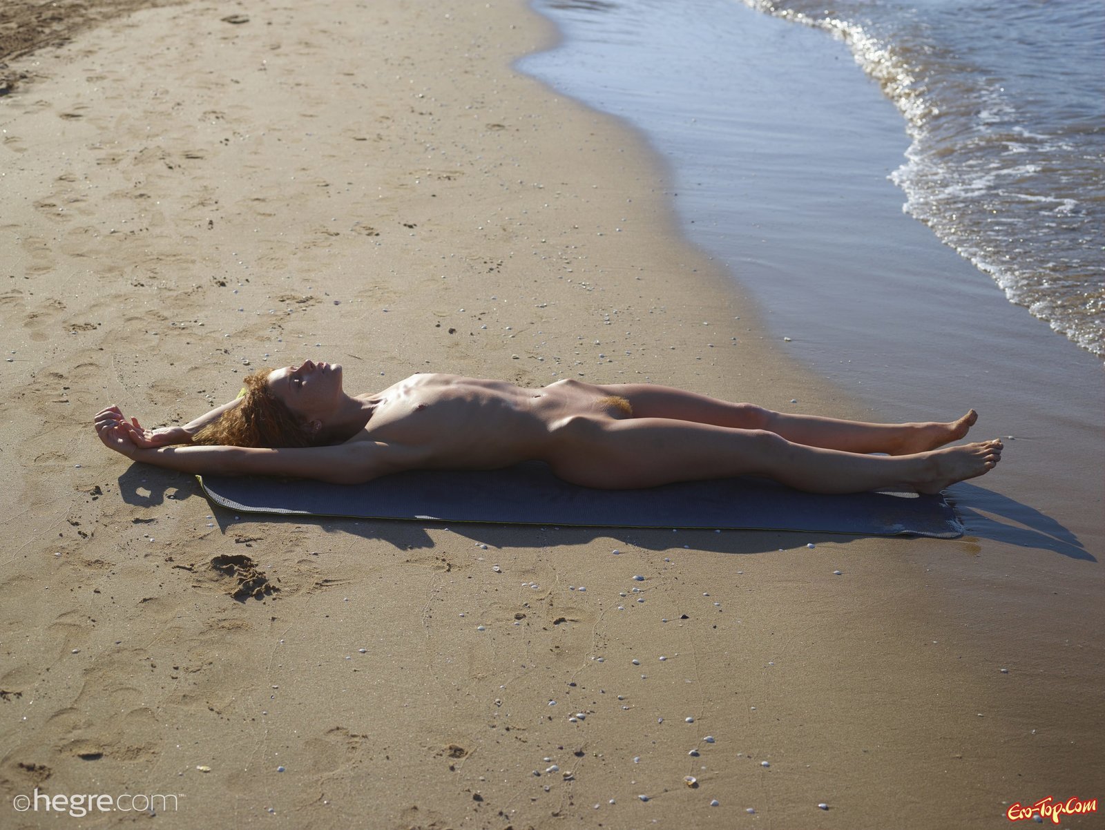 Туристка с мохнатой писькой делает селфи на берегу моря