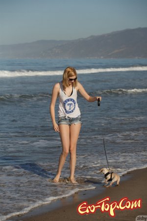 Девушка с красивой попкой на пляже