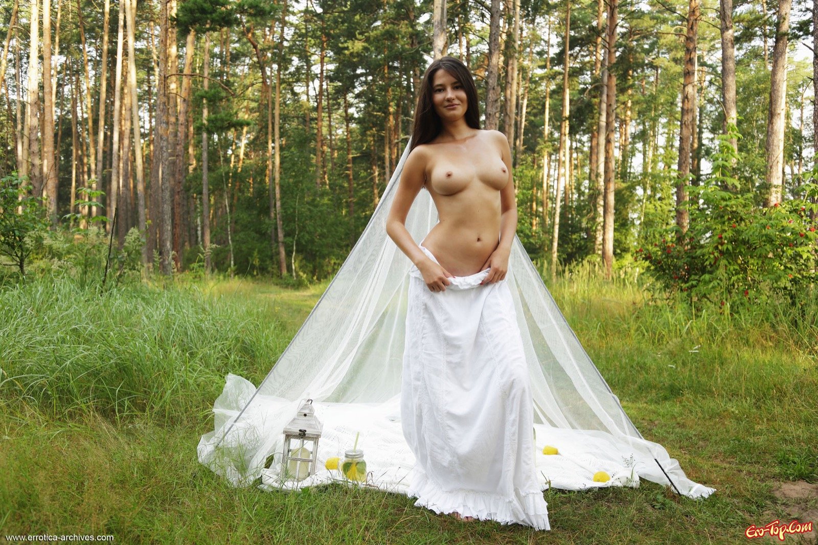 Возбуждающая невеста снимает лифчик до гола в лесу