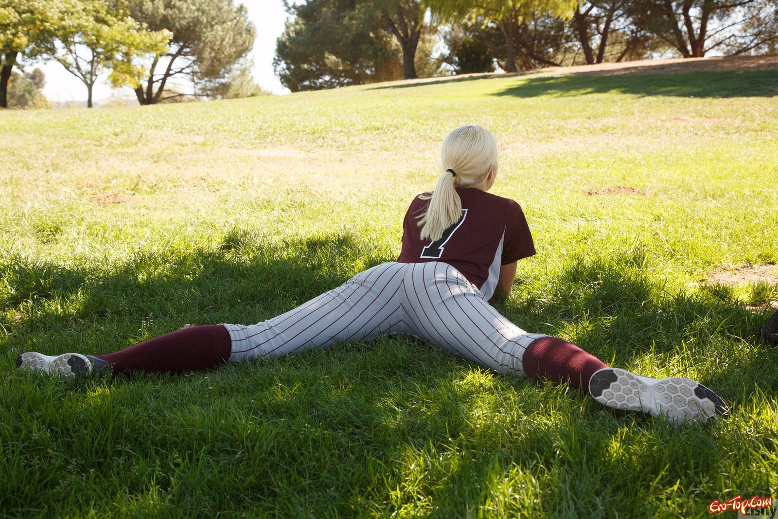 Девушка бейсболистка показывает сиськи на поле