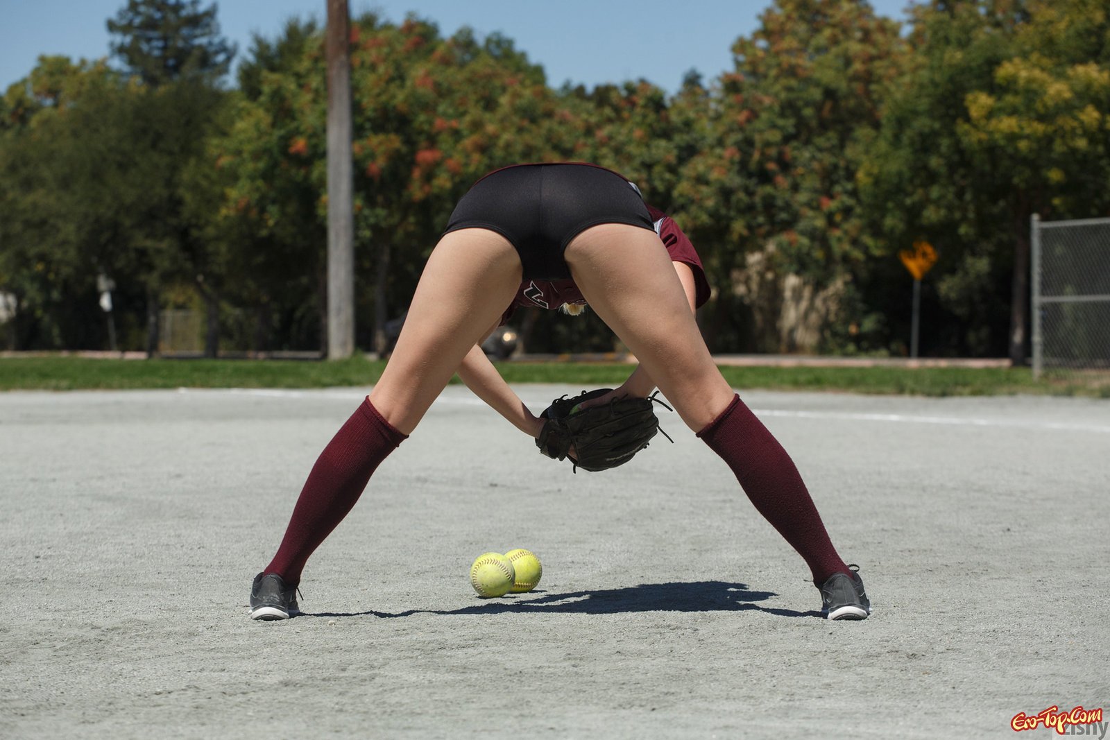 Девушка бейсболистка показывает сиськи на поле