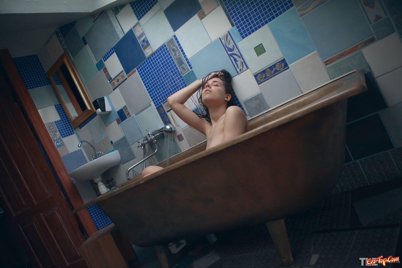 Развратная девушка с натуральной грудью в ванной