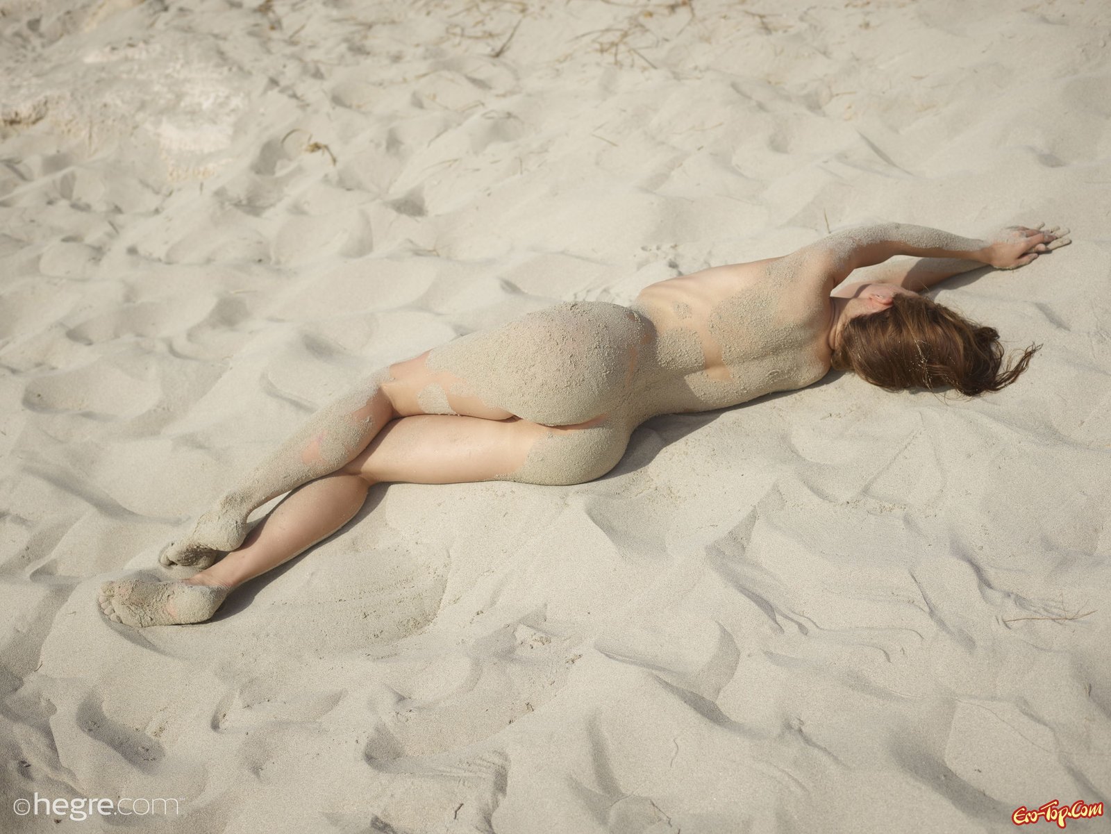 Возбужденная раздетая модель измазалась в пляже на берегу моря
