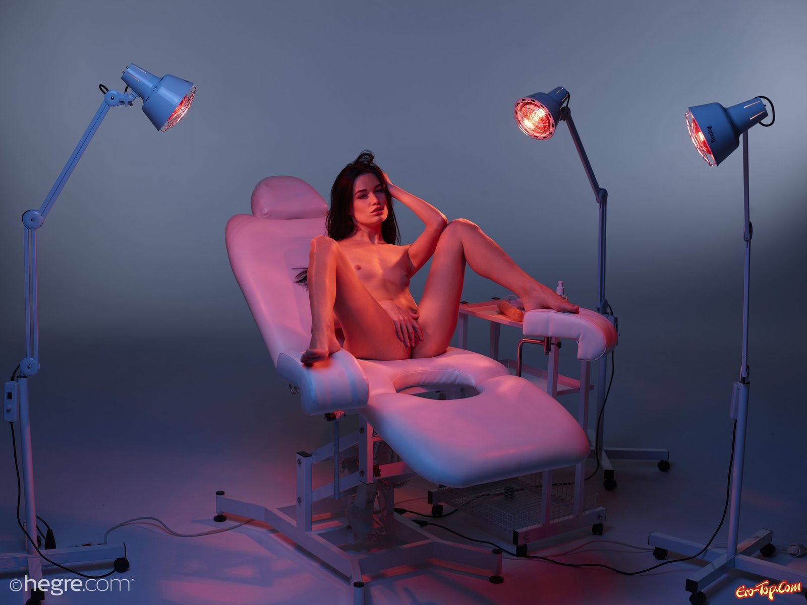 Голая девушка на гинекологическом кресле